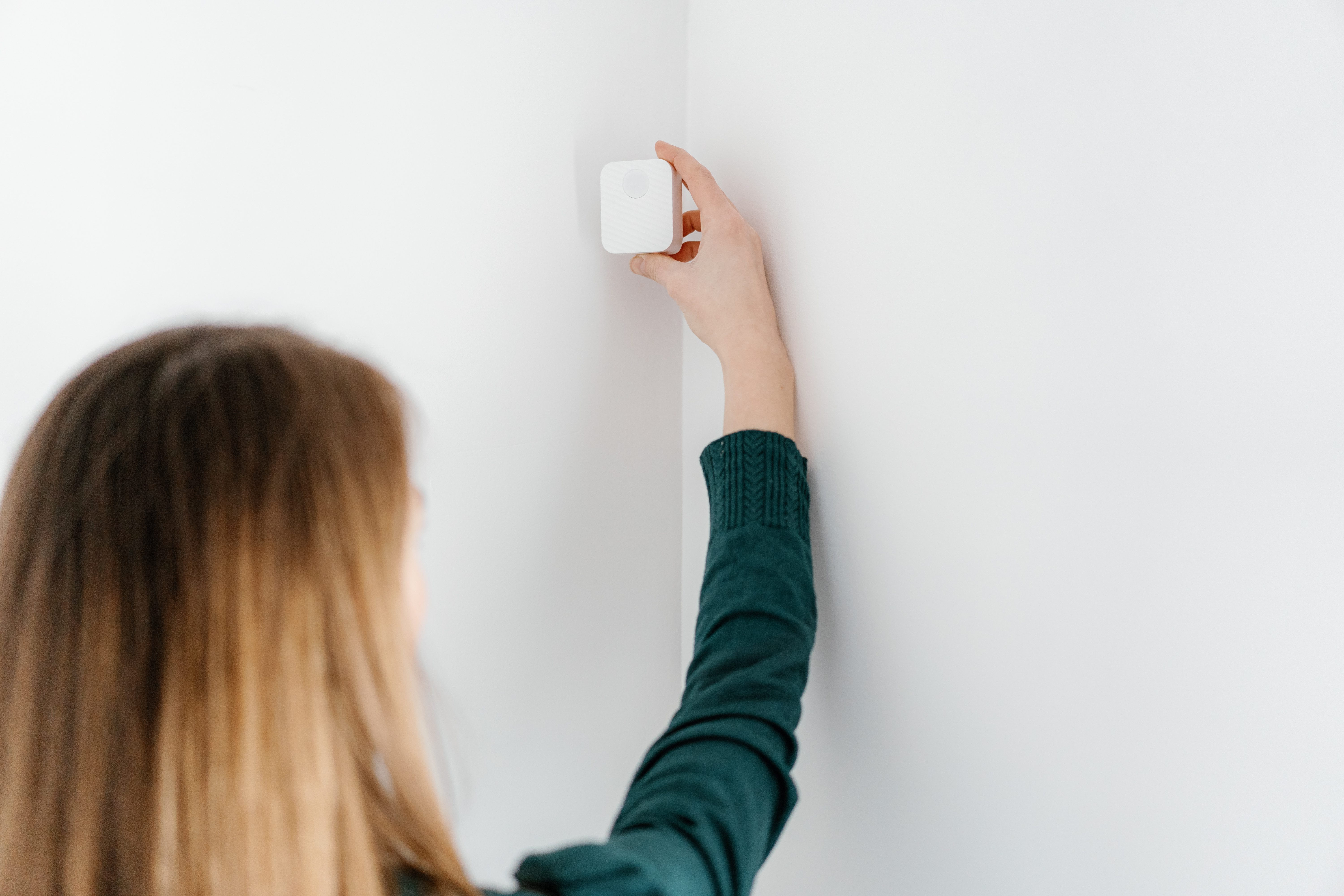 Détecteur de mouvement qui s’allume en journée : causes et solutions